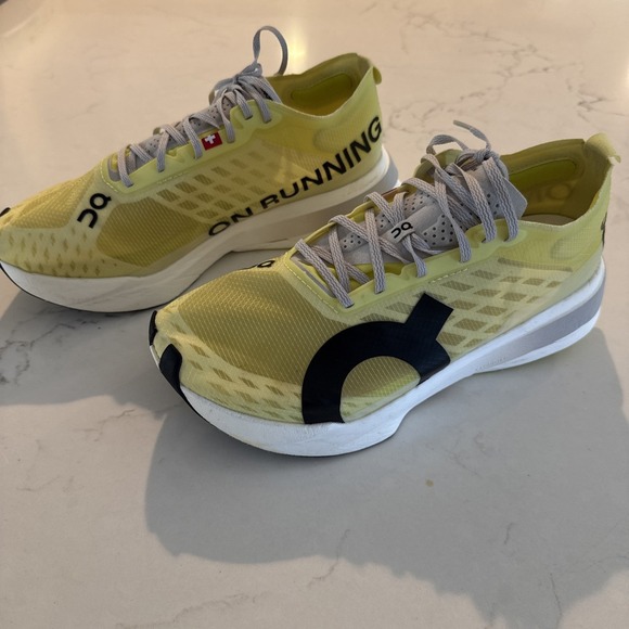 On Clouds Shoes - Size 8 - ON Cloudboom Strike‎ Limelight Wolf W